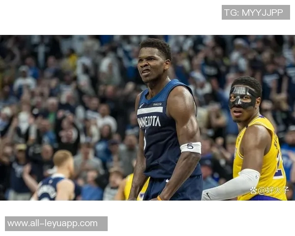 爱德华兹因进攻犯规被罚下场麦戈文斯遭遇犯规困扰影响比赛走势