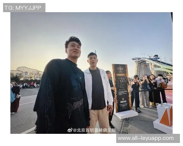 翟晓川与赵睿方硕共赏王楚钦比赛现场气氛热烈嗓音嘶哑尽显激情